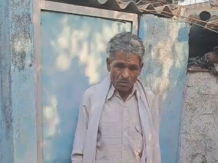 कुन्दनलाल कुर्मी ने अपने पैसे से शौचालय बनाया, लेकिन सरकारी राशि भी निकाल ली गई।
