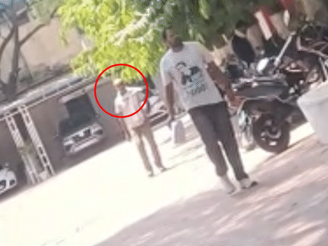 डीएसपी के दफ्तर के बाहर रिपोर्टर से मुलाकात करता अमित विश्वकर्मा।