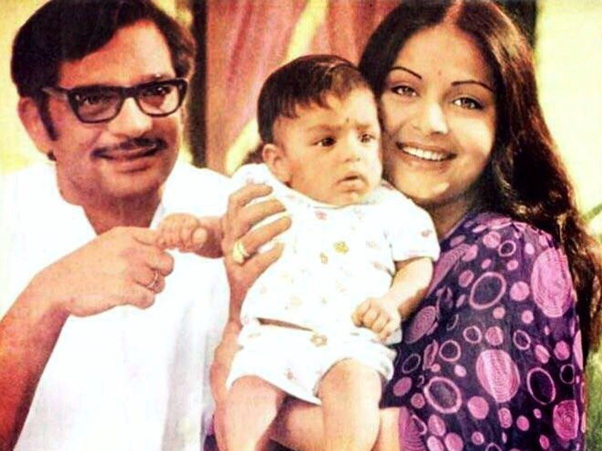 गुलजार और राखी की शादी 15 मई 1973 को हुई थी। हालांकि बाद में दोनों का तलाक हो गया था।