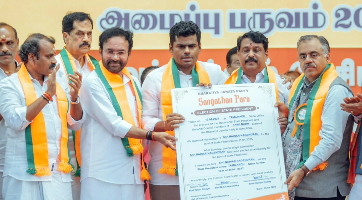 अन्नामलाई की दाईं ओर खड़े नैनार नागेंद्रन, जो अन्ना के बाद 11 अप्रैल 2025 को तमिलनाडु भाजपा प्रदेश अध्यक्ष बनाए गए।