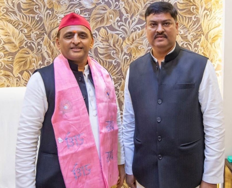 पवन पांडेय सपा सरकार के राज्य मंत्री रहे हैं। इन्होंने राम मंदिर निर्माण के लिए खरीदी गई जमीनों में घोटाले का भी आरोप लगाया था।