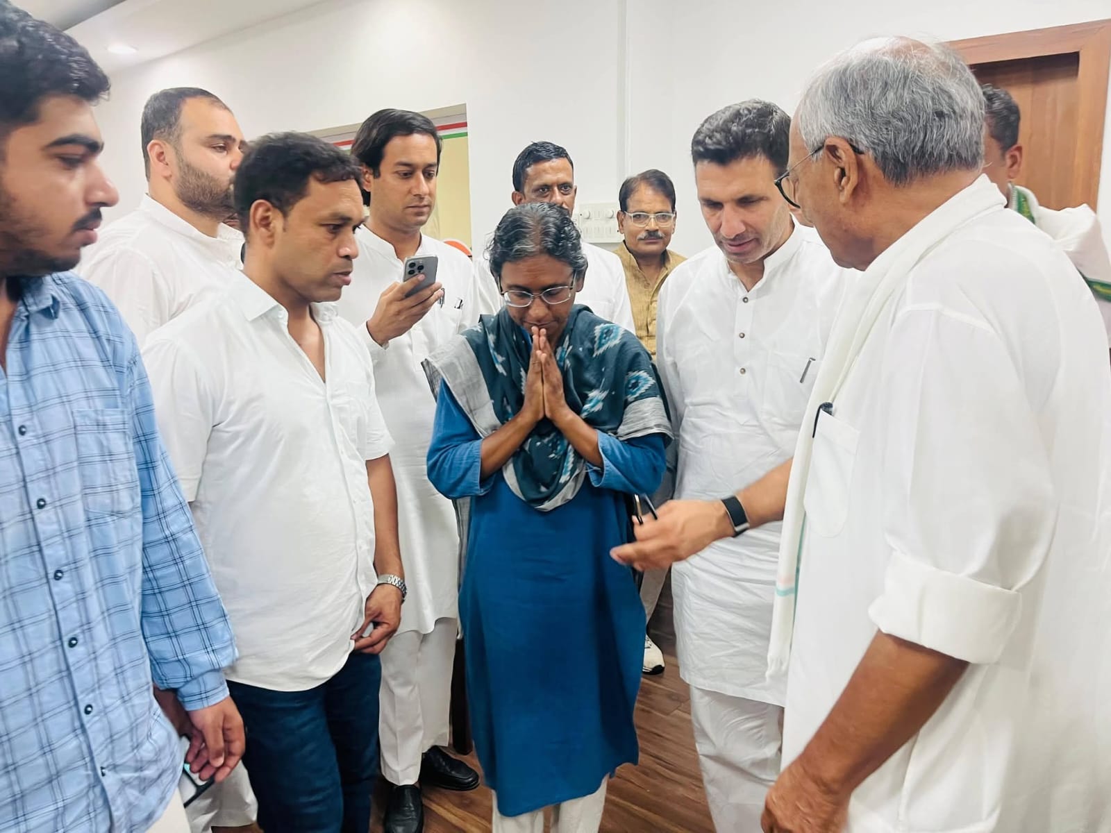 पूर्व सीएम दिग्विजय सिंह बेटे जयवर्धन के साथ मीनाक्षी नटराजन से मिलने पहुंचे।