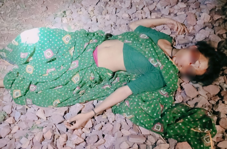 मिथलेश को बचाने के दौरान मोनिका भी ट्रेन की चपेट में आ गई, वह घायल है।