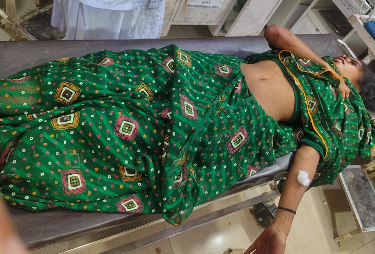 घायल पत्नी को ढूंढ रहा था पति। पत्नी ने खुद फोन कर बताया।