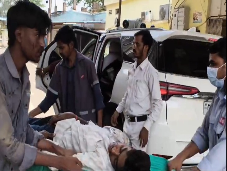 मेडिकल कॉलेज हॉस्पिटल में भर्ती किए गए युवक।