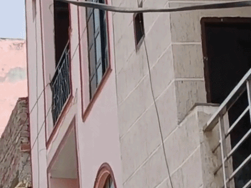 अशोक विहार में अनिल ने तीन मंजिला घर बनाया हुआ है।