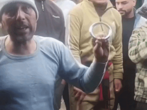 लोहे का कड़ा दिखाते स्थानीय लोग। खच्चरवाले पर इसी से वार करने का आरोप है।