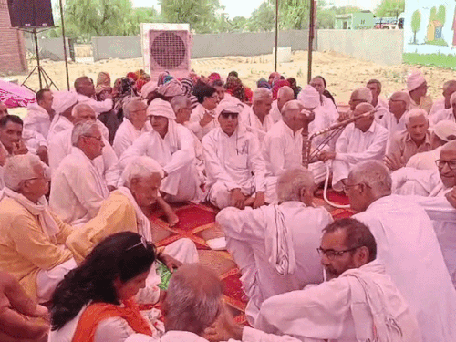 भिवानी के गांव ढाणी लक्ष्मण में आयोजित पंचायत में पहुंचे ग्रामीण।