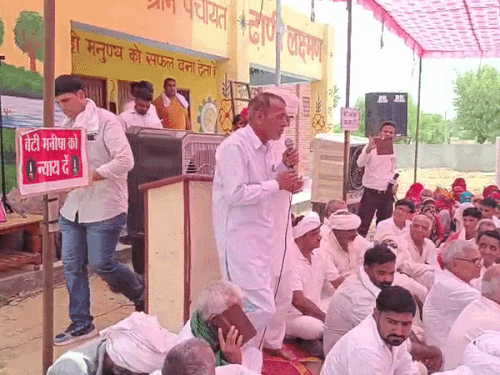 पंचायत को संबोधित करते वक्ता।