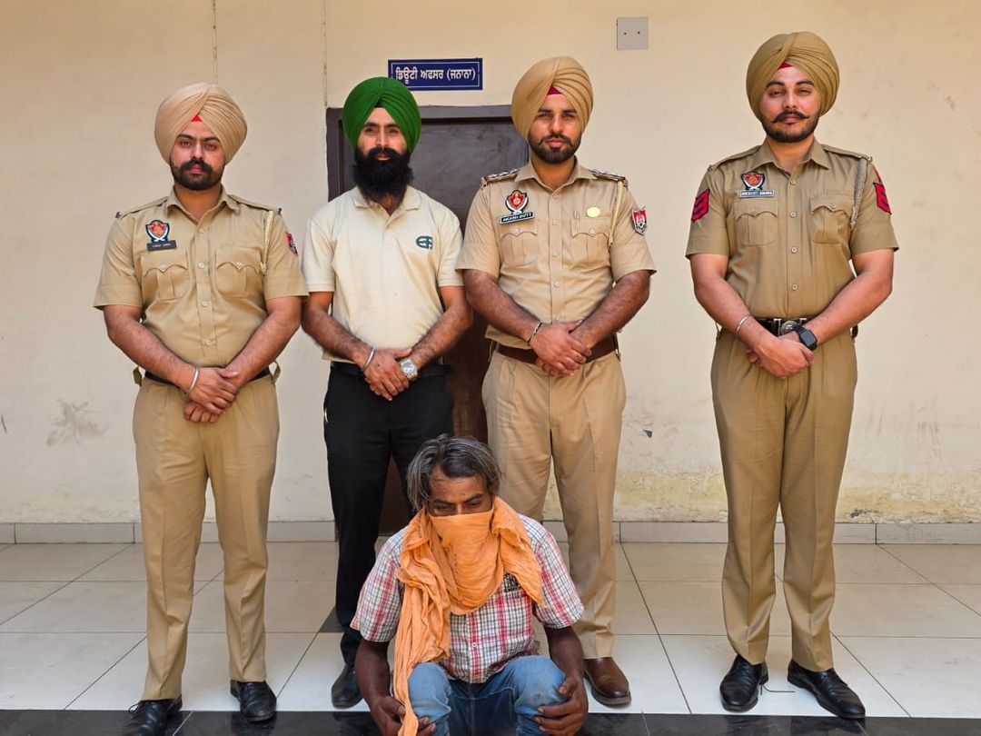 आरोपी पुलिस की गिरफ्त में है। पुलिस अधिकारियों का कहना है कि आरोपी सेक्स एडिक्ट है।