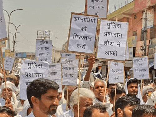 हाथों में तख्तियां लेकर लोग आक्रोश रैली में शामिल हुए।
