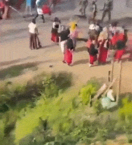 जैसे ही महिलाएं उनकी ओर बढ़ीं, सुरक्षाकर्मियों ने उन्हें तितर-बितर करने और पीछे धकेलने के लिए बल प्रयोग किया।
