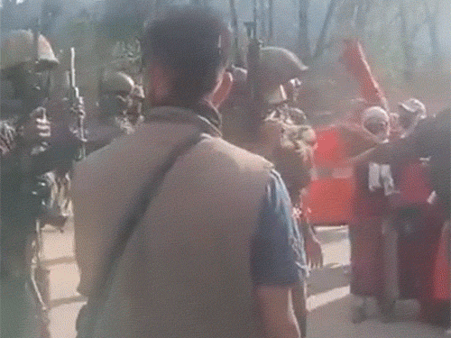 महिला प्रदर्शनकारियों ने असम राइफल्स के जवानों को आगे बढ़ने से रोका और जलती मशालों के साथ प्रदर्शन जारी रखा।