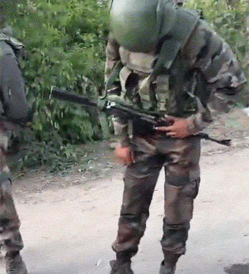 सामने आए वीडियो में असम राइफल्स का जवान अपने ऊपर फेंका गया पेट्रोल दिखाता नजर आया।