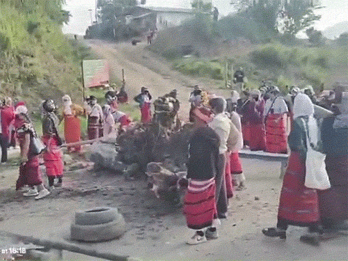 NH 202 पर महिलाओं ने जवानों का रास्ता रोक दिया। वहां टायर जलाए।