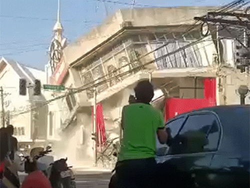 फिलीपींस में 7.8 तीव्रता का भूकंप आने से कई बिल्डिंग गिरीं, सुनामी की चेतावनी