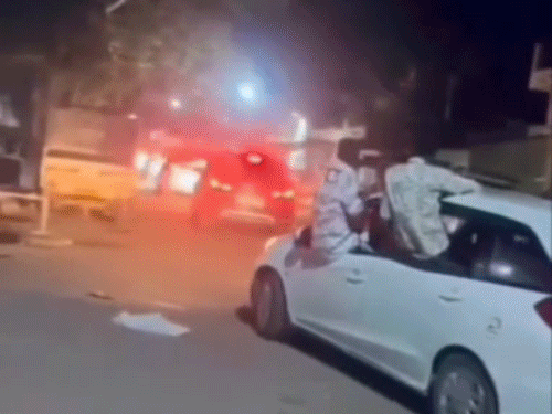 कारों का काफिला निकालकर रैली की।