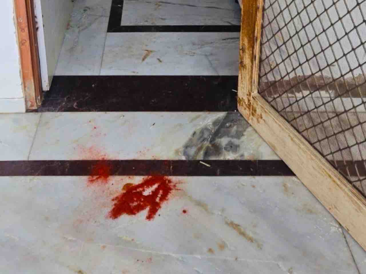 चोर अपने साथ मिर्च का पाउडर लेकर आए थे। जिसमें से कुछ गेट के बाहर फेल गया।