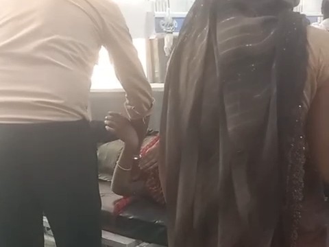 एक सुरक्षा गार्ड को एक मरीज को इंजेक्शन लगाते देखा गया।