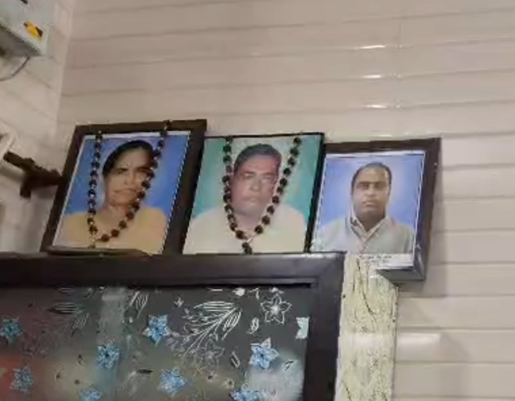 घर में माता पिता के साथ लगाई तनिष की फोटो। तनिष के माता-पिता की पहले ही मौत हो चुकी है।