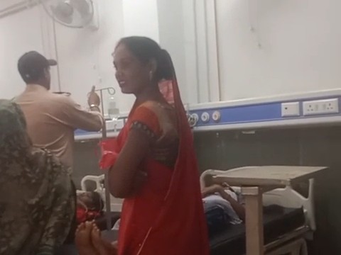 अस्पताल में एक सुरक्षा गार्ड ड्रिप चढ़ाता नजर आ रहा है.