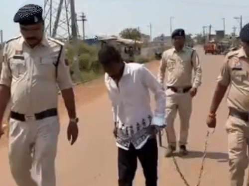 पुलिस ने उठक-बैठक करवाकर आरोपी का निकाला जुलूस।