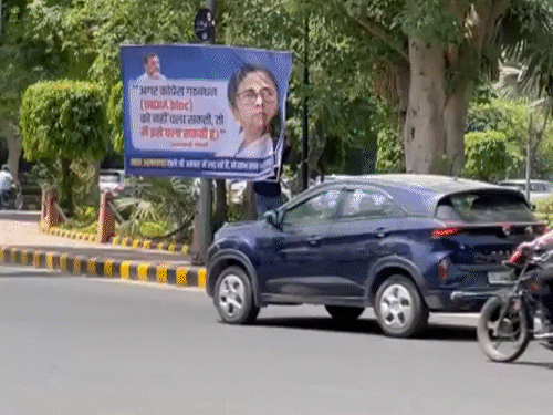 यूथ कांग्रेस के कार्यकर्ताओं ने राहुल और कांग्रेस के खिलाफ लगे पोस्टर फाड़े।