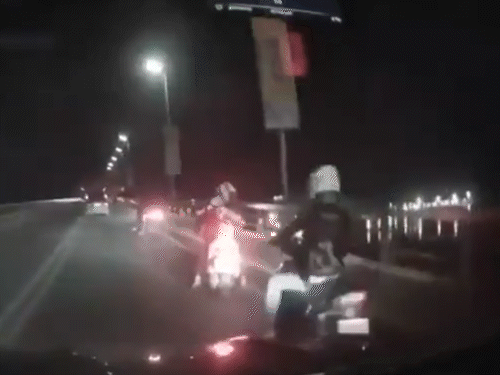 फुटेज अक्टूबर 2025 में फिलीपींस में आए भूकंप के दौरान एक ब्रिज पर खड़े बाइकसवारों की है।