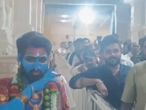 महाकाल मंदिर में वीआईपी दर्शन के दौरान ली गई तस्वीर।