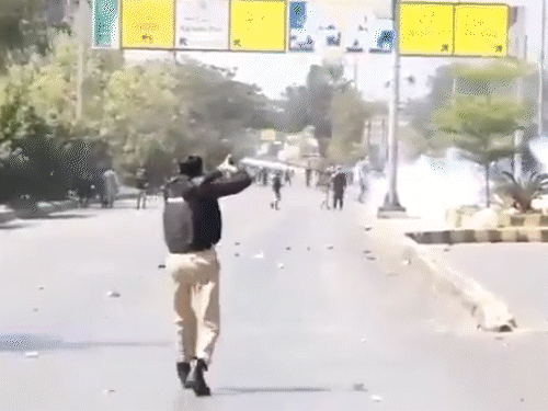 रावलकोट में रविवार को प्रदर्शनकारियों और पुलिस के बीच झड़प हुई। (वीडियो सोशल मीडिया पर वायरल है।) - Dainik Bhaskar