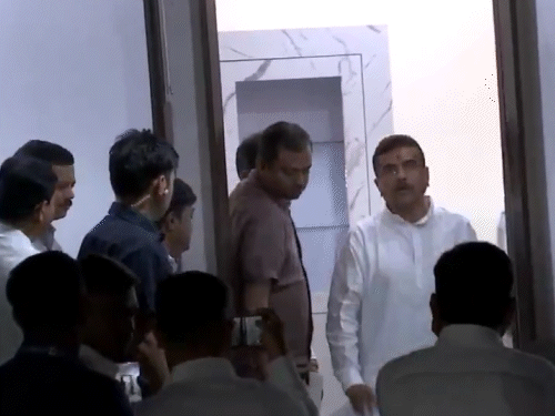 बंगाल के CM शुभेंदु अधिकारी दिल्ली में TMC सांसद शताब्दी रॉय के घर से निकले।