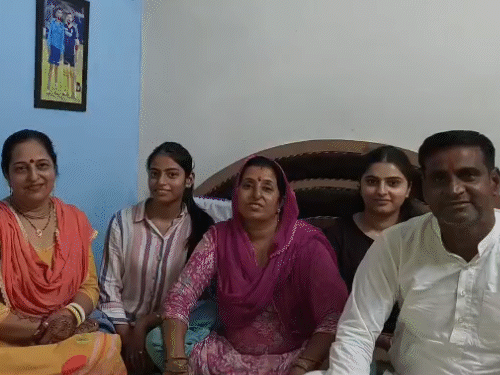 मानव सुथार के माता-पिता और रिश्तेदारों ने मानव के प्लेयर ऑफ द मैच बनने पर खुशी जताई।
