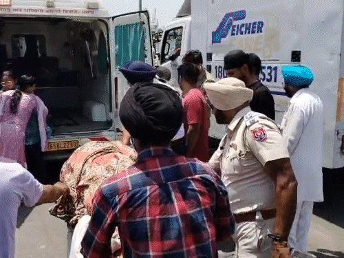 महिला के शव को एम्बुलेंस में लेकर जाती पुलिस। - Dainik Bhaskar