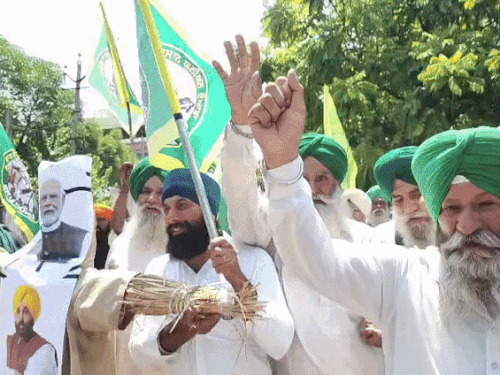 नारेबाजी करते हुए किसान।
