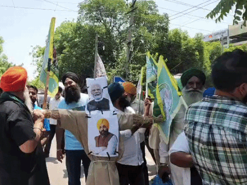 पुतला फूंकते हुए किसान।