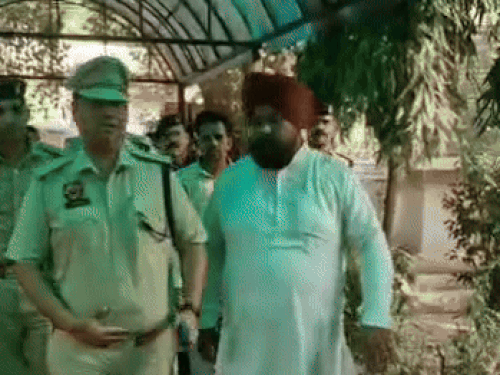 रानियां में मृतकों के घर सांत्वना देने पहुंचे एसपी दीपक सहारन। साथ में पग पहने थाना प्रभारी गुरविंदर सिंह। फाइल फोटो।