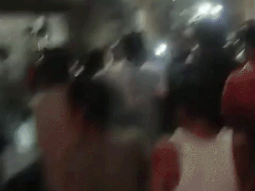 विरोध जताते स्थानीय लोग।