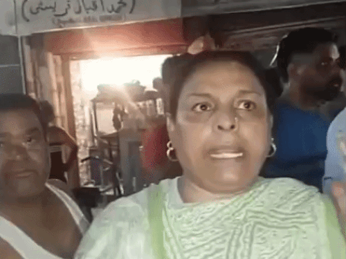 मामले की जानकारी देती महिला।