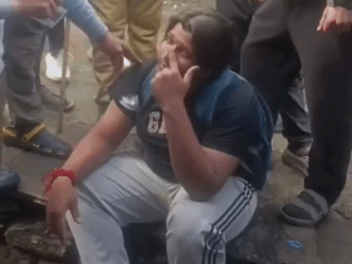 तुंगनाथ में मारपीट के बाद स्थानीय लोगों ने आरोपी युवक को पकड़कर बैठाया, बाद में पुलिस को सौंपा।