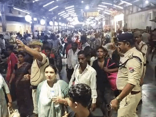 कानपुर सेंट्रल पर उमड़े हजारों परीक्षार्थी, RPF और GRP ने मोर्चा संभाला|कानपुर,Kanpur - Dainik Bhaskar