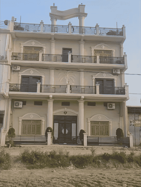 देवरिया के वार्ड 1 में बनी खान सर की आलीशन कोठी। उनका परिवार अब यहीं पर रहता है।