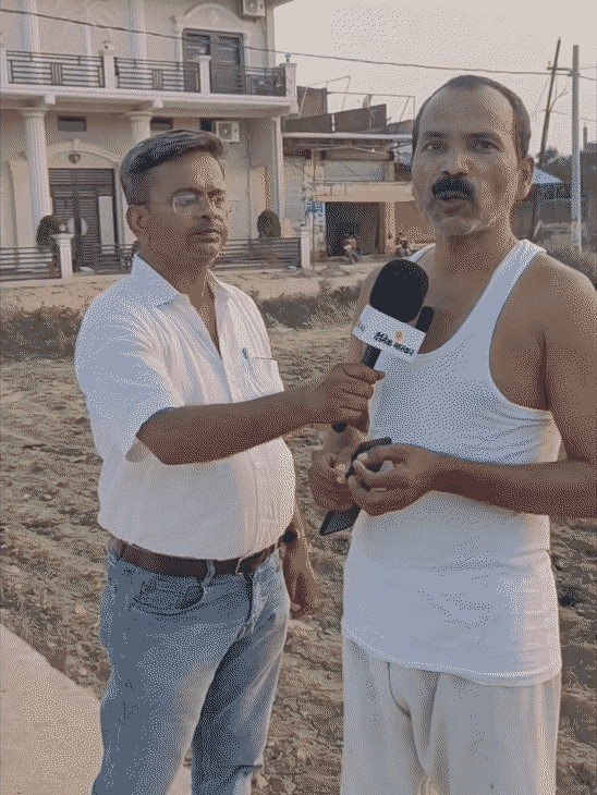 पड़ोसी राजू मिश्रा का कहना है कि खान सर शिक्षक कम सेलिब्रिटी ज्यादा हो गए हैं।