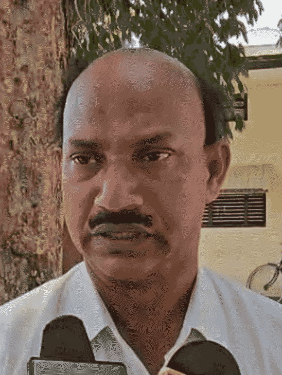 खान सर के चचेरे चाचा इमरान अहमद खान ने आरोप लगाया कि फैजल खान उर्फ खान सर हमारी जमीन हड़पना चाहते हैं।