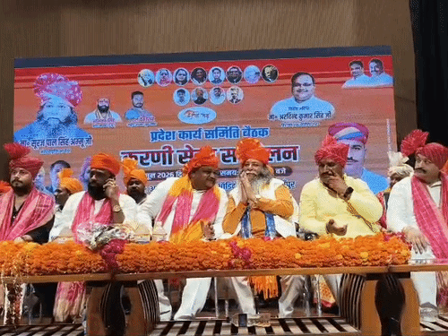 रविवार को करणी सेना के सम्मेलन में राष्ट्रीय अध्यक्ष सूरजपाल सिंह मंच पर पदाधिकारियों से बात करते हाथ जोड़ा।