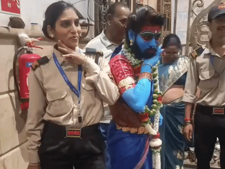 मंदिर समिति के कर्मचारी और सुरक्षाकर्मी भी उनके साथ फोटो खिंचवाते नजर आए.