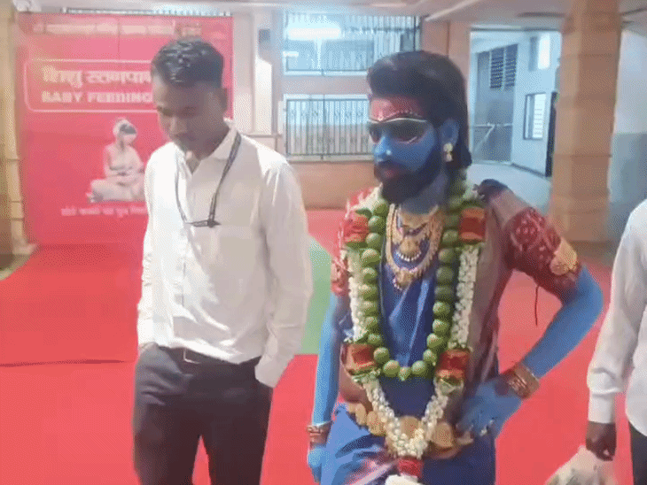 पुष्पा फिल्म की पोशाक में दर्शन के लिए आए युवक को प्रोटोकॉल भी मिला.