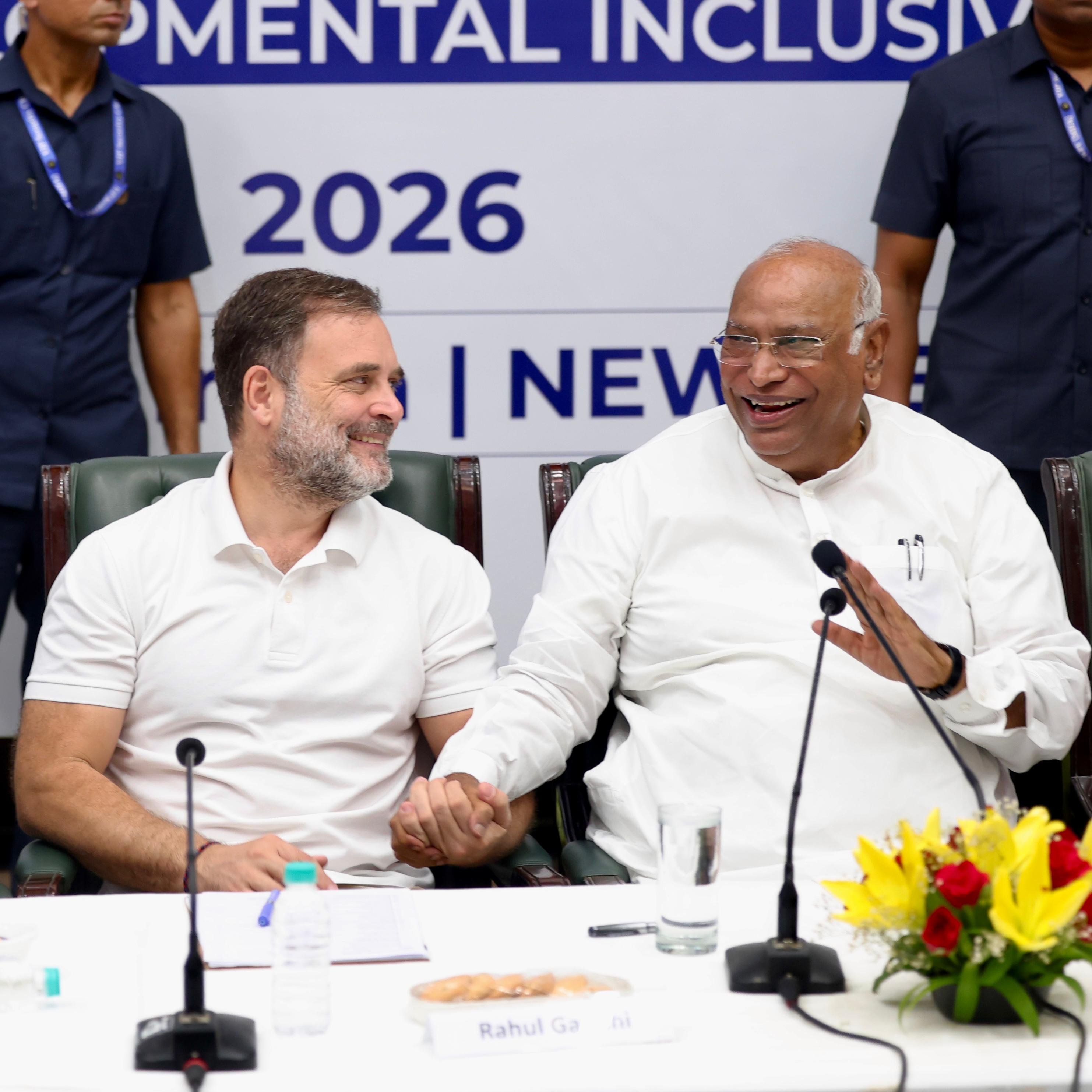 राहुल कांग्रेस अध्यक्ष खड़गे का हाथ पकड़े दिखे। दोनों ने किसी बात पर ठहाके भी लगाए।