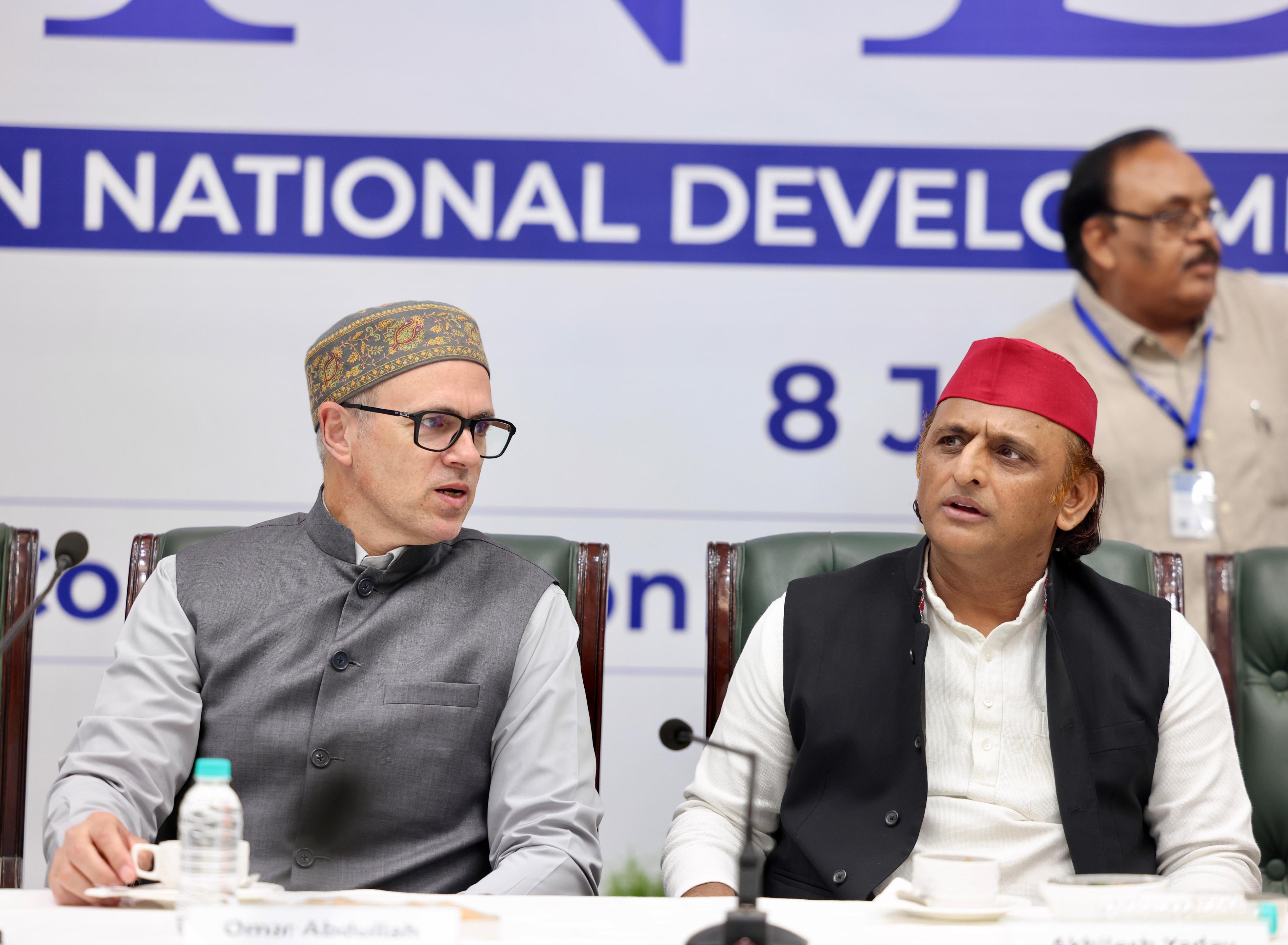 जम्मू-कश्मीर के मुख्यमंत्री उमर अब्दुल्ला और सपा प्रमुख अखिलेश यादव।