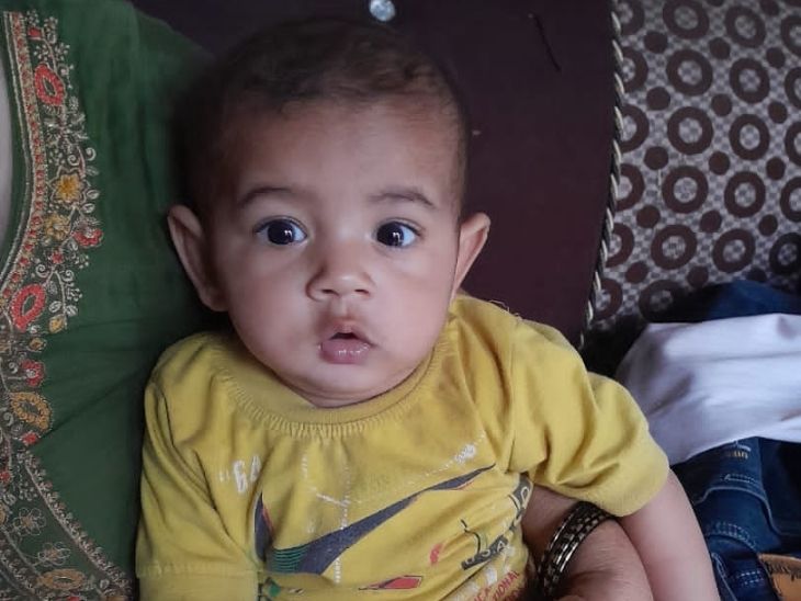 यह फोटो बच्चे की है। इसकी उम्र अभी सात महीने है।