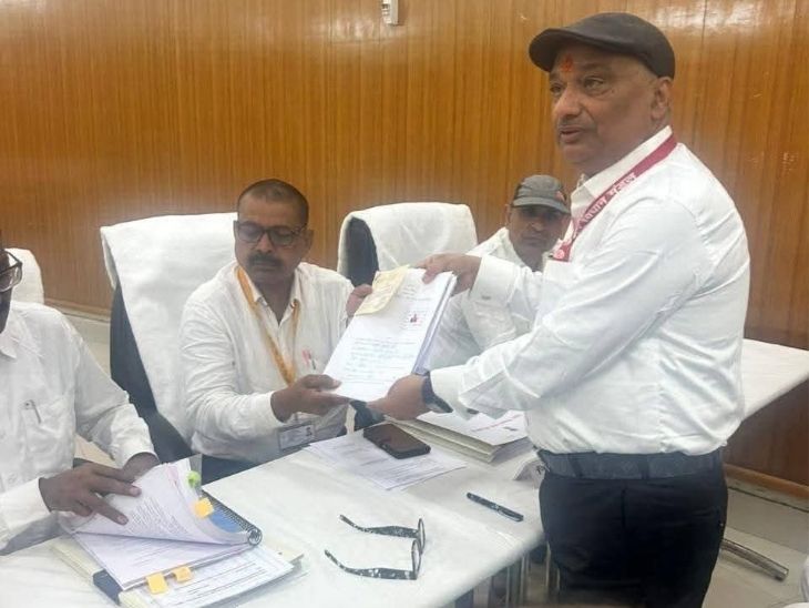 RJD नेता सुनील कुमार सिंह ने MLC चुनाव के लिए पर्चा भरा।